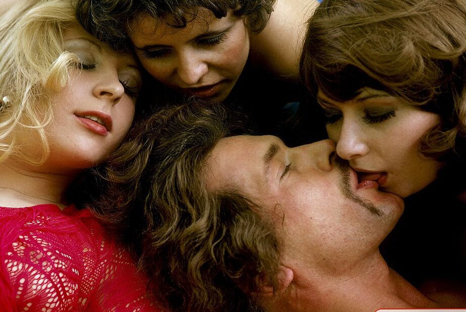 12P Três garotas fazendo um boquete neste retrocesso pornô de groupsex vintage