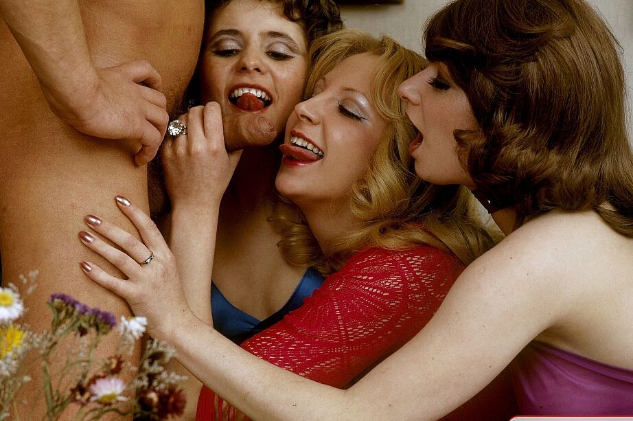 12P Três garotas fazendo um boquete neste retrocesso pornô de groupsex vintage