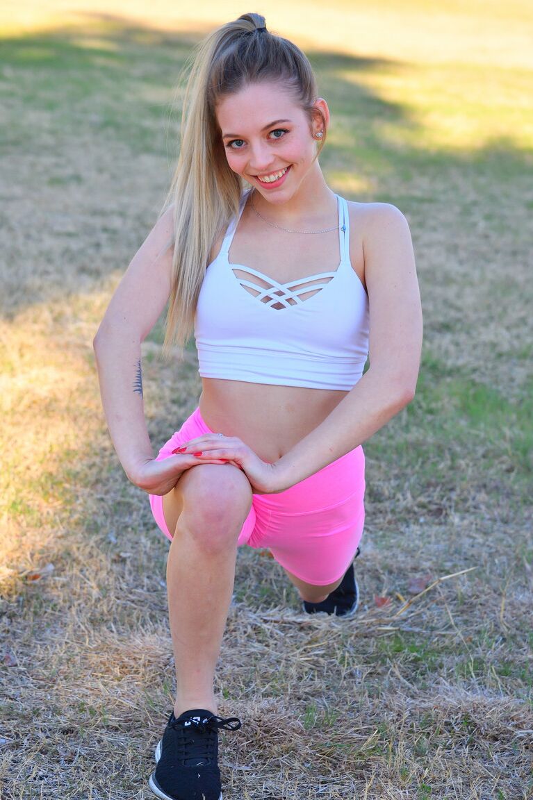 20P A adorável adolescente Lily revela seu corpo esguio ao ar livre e brinca dentro de casa