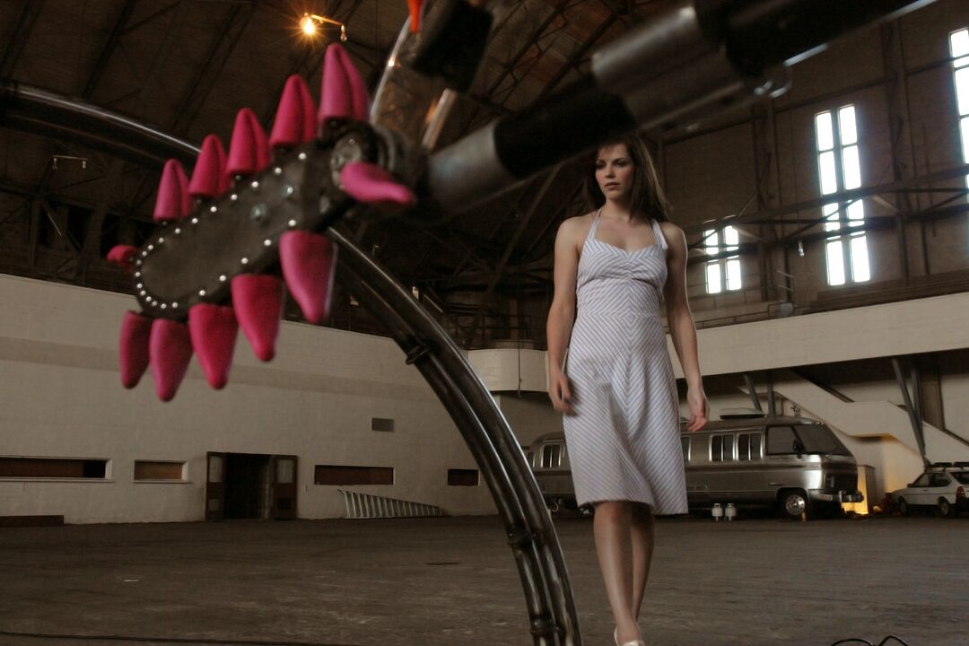20P La morena americana Bobbi Starr se frota el chocho con una sierra de juguete