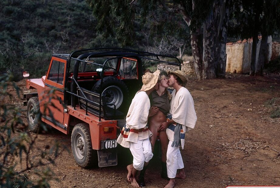 14P Blondes Mädchen mit perfekten natürlichen Titten bei einem wilden DP-Dreier auf Safari