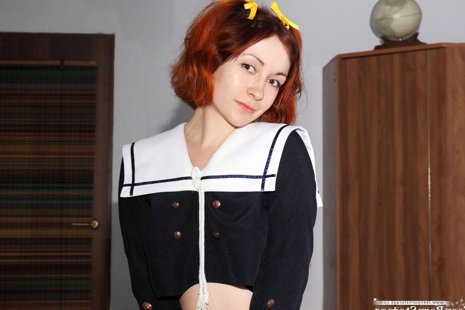 20P Esta maravillosa adolescente pelirroja tiene un coño adolescente mojado que disfruta