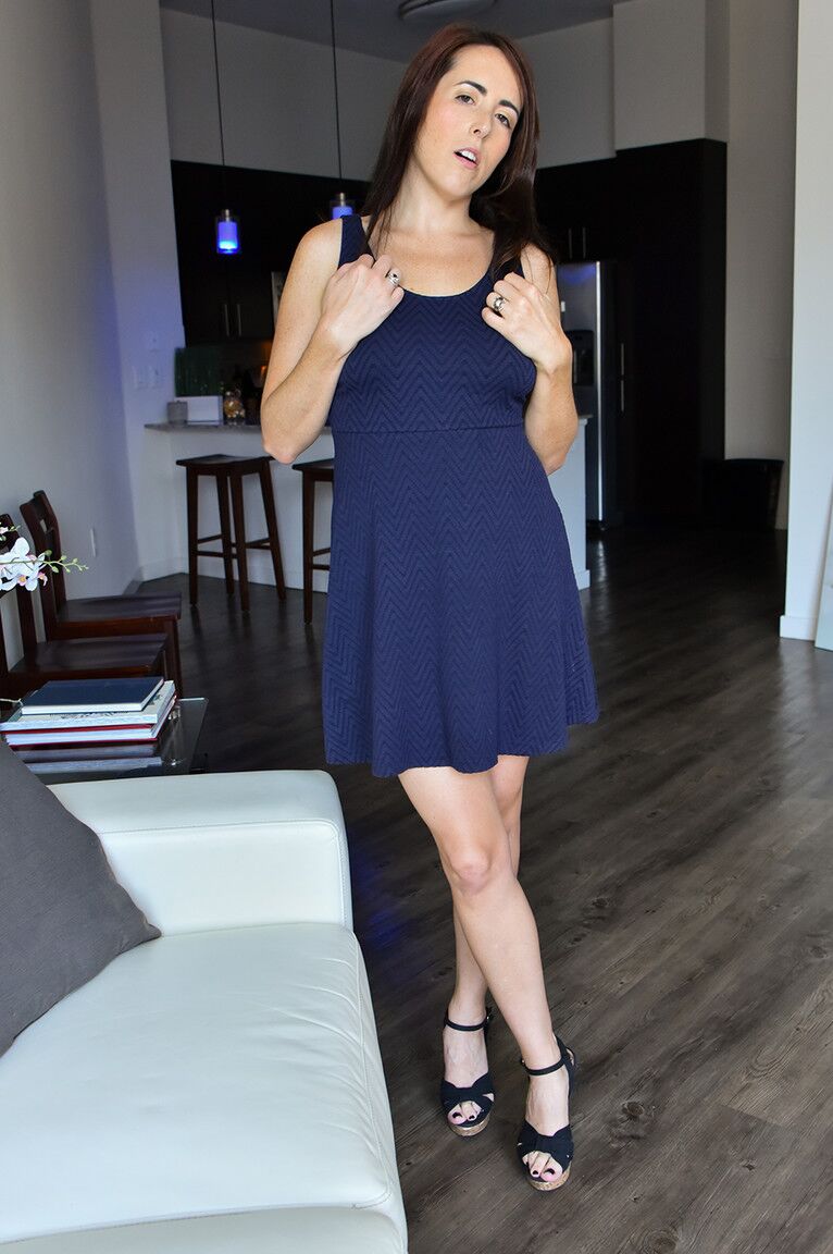 21P Amadora MILF Dixie perde o vestido e brinca com um vibrador de vidro com nervuras