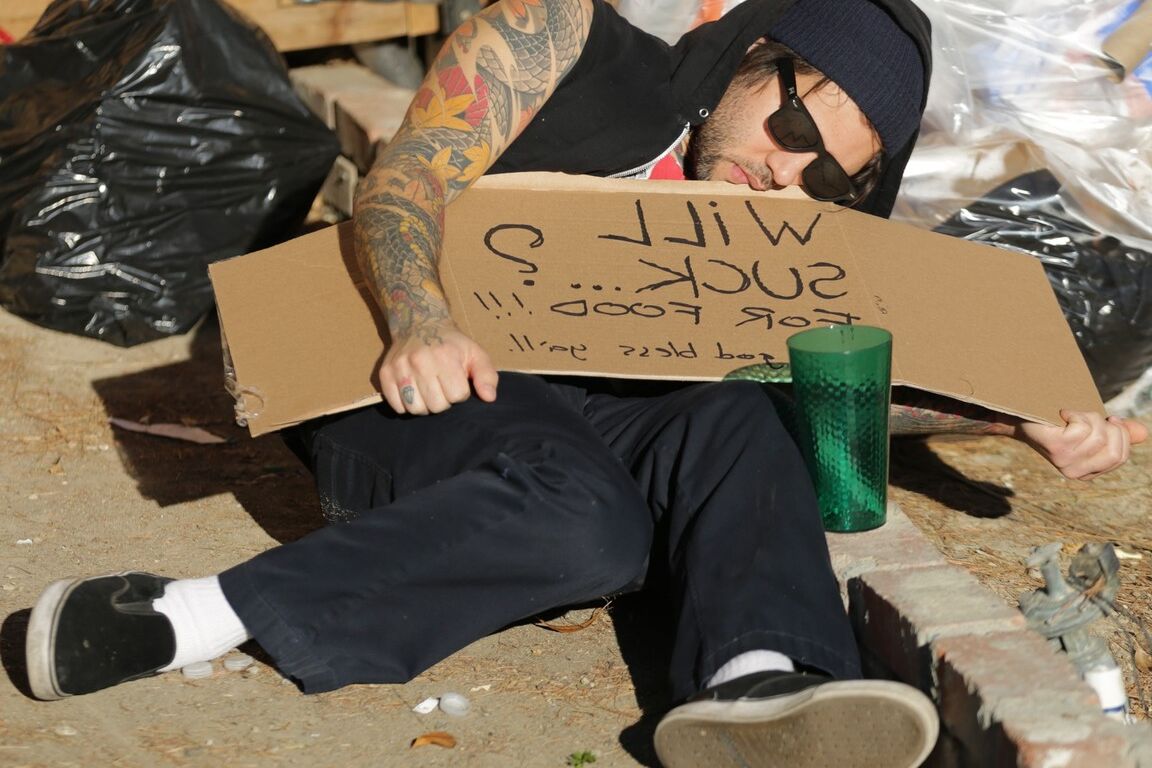 17P Grinchette de culo verde Joanna Angel follada analmente por un vagabundo en un callejón