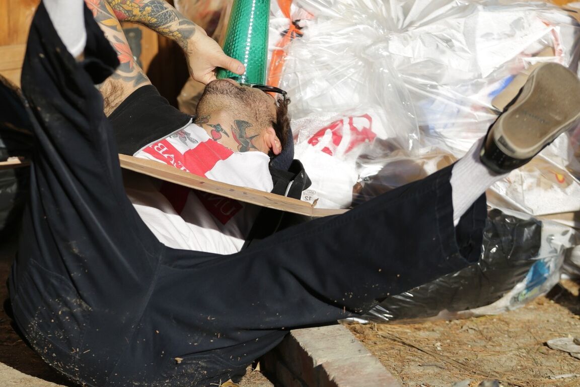 17P Grinchette de culo verde Joanna Angel follada analmente por un vagabundo en un callejón