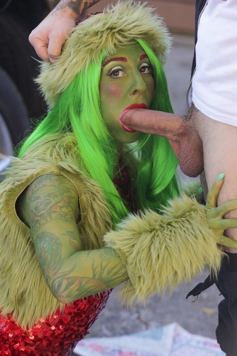 17P Grinchette de culo verde Joanna Angel follada analmente por un vagabundo en un callejón