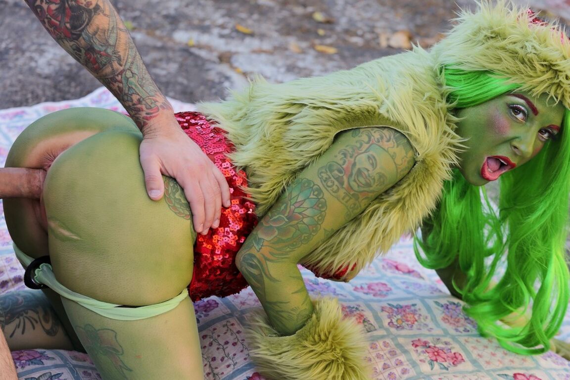 17P Grinchette de culo verde Joanna Angel follada analmente por un vagabundo en un callejón