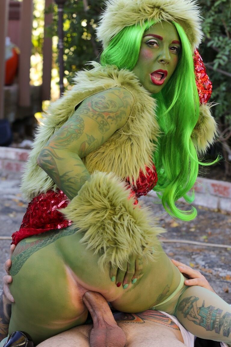 17P Grinchette de culo verde Joanna Angel follada analmente por un vagabundo en un callejón
