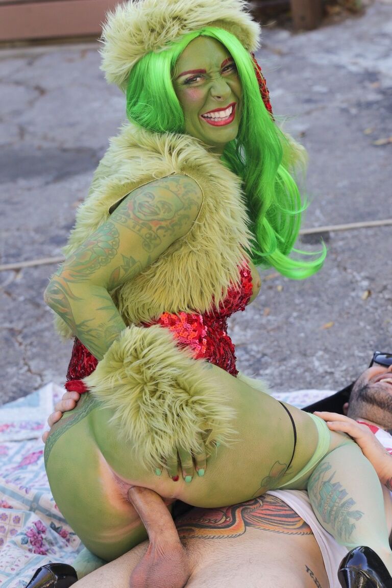 17P Grinchette de culo verde Joanna Angel follada analmente por un vagabundo en un callejón