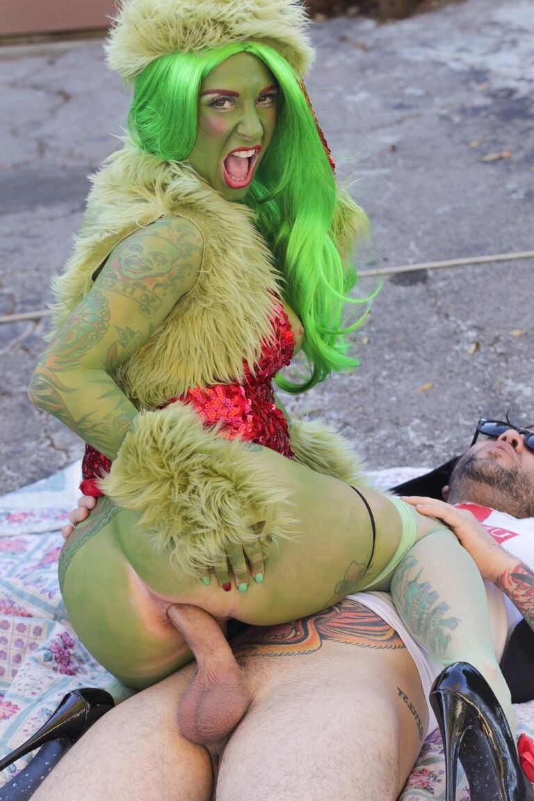 17P Grinchette de culo verde Joanna Angel follada analmente por un vagabundo en un callejón
