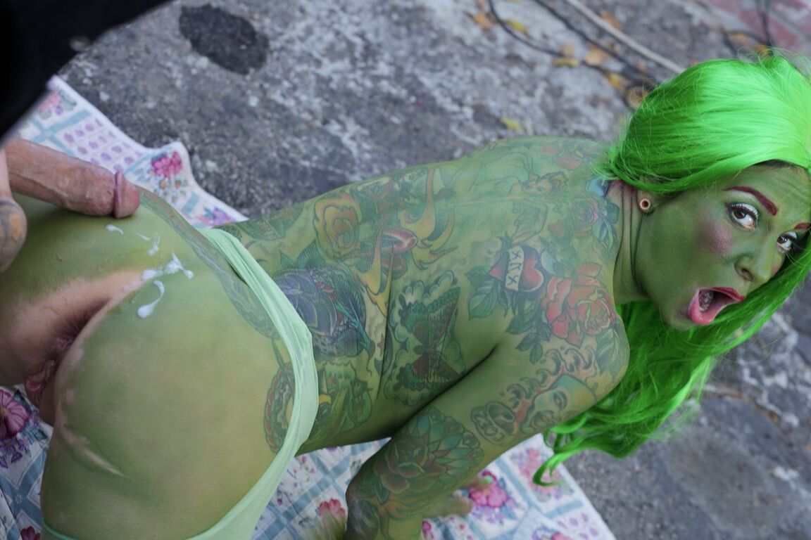 17P Grinchette de culo verde Joanna Angel follada analmente por un vagabundo en un callejón