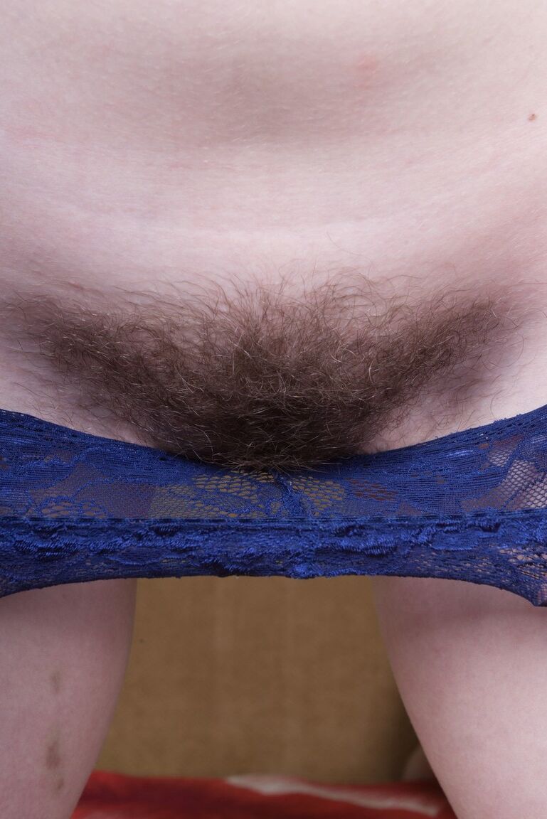 16P La modelo amateur en solitario Laura Antonitta se desnuda para ventilar su coño peludo