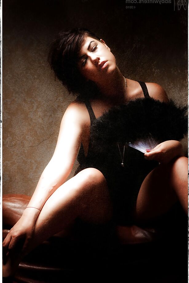 16P Chubby novato Navah fazendo poses sexy de lingerie solo vintage