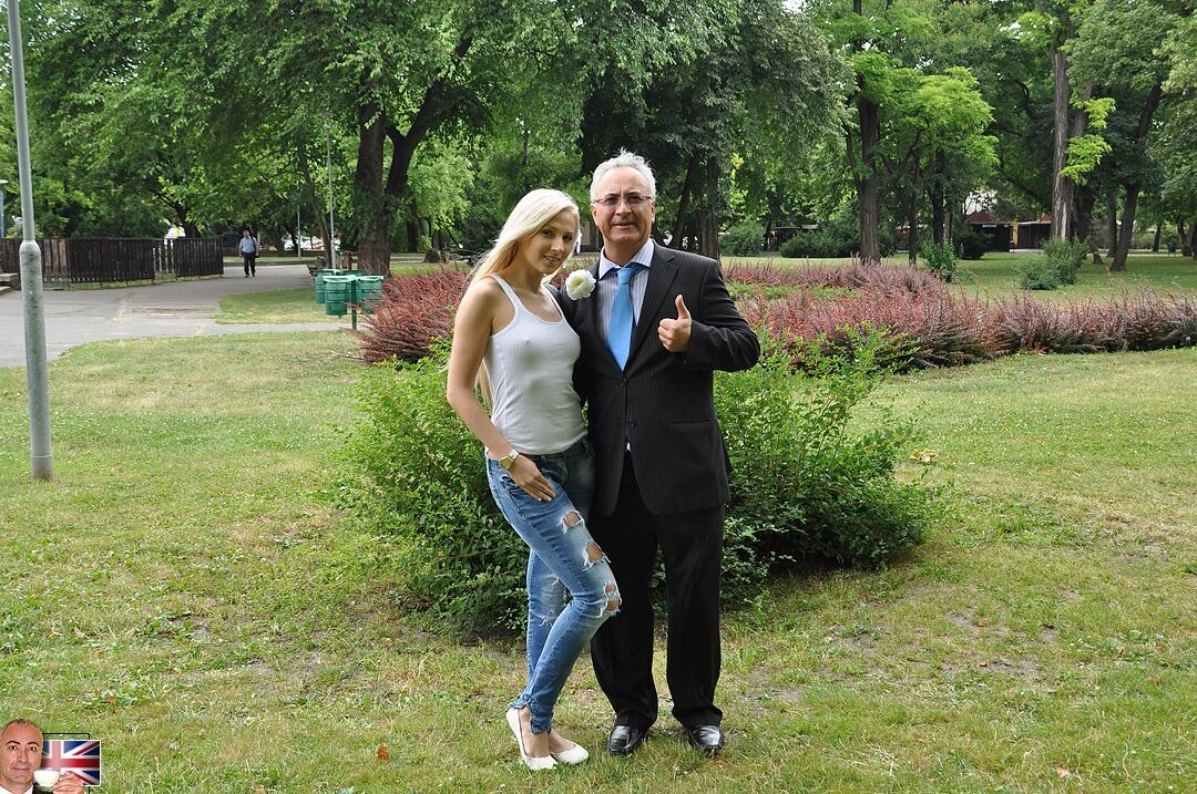 13P Jovem loira se veste com meias sexy antes de foder um velho