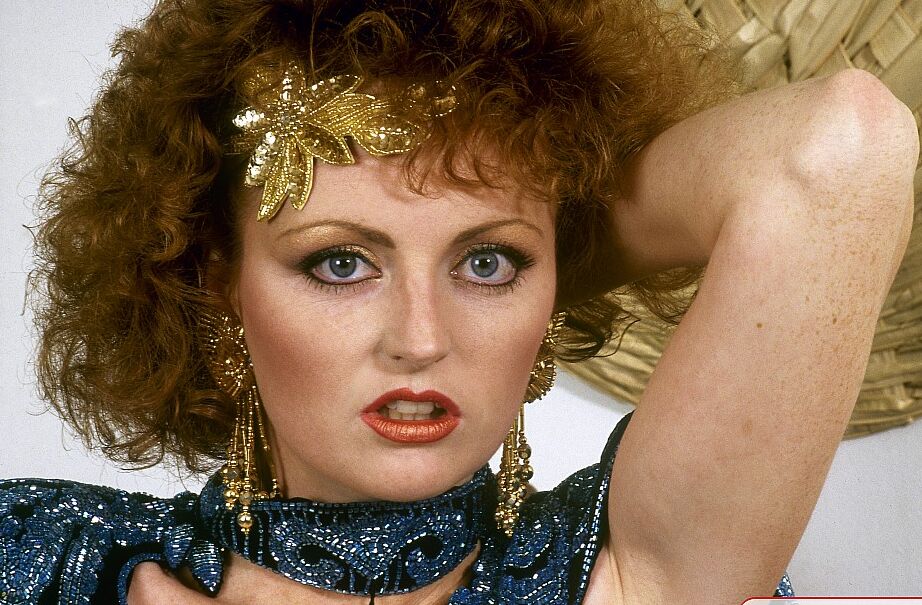 13P Chica de los setenta toma sus pechos firmes después de separar los labios de su coño