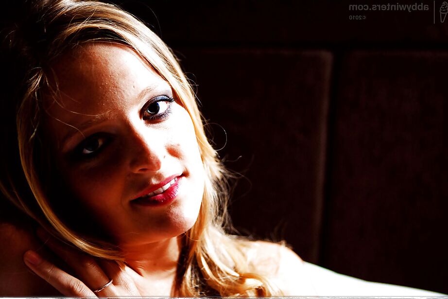 16P Loira bombástica Alena posando sozinha em vestido preto e salto alto