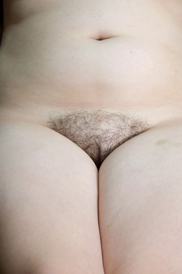 19P Amadora gorda Nadeen mostra suas axilas peludas