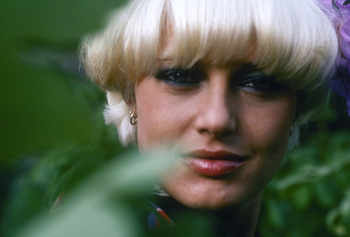 15P Mulher loira com corte de cabelo dos anos 70 durante um noivado de modelo nua