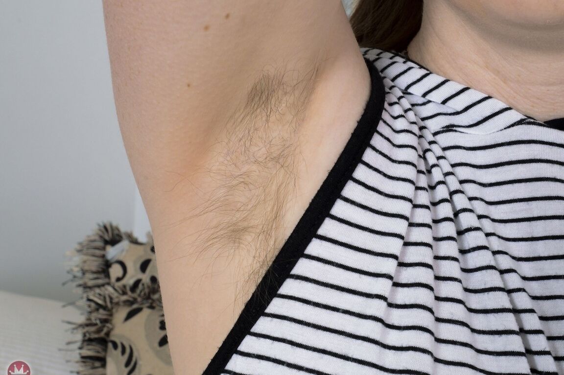 21P La nerd amateur Thelma Sleaze muestra sus pequeñas tetas y su coño peludo en una cama