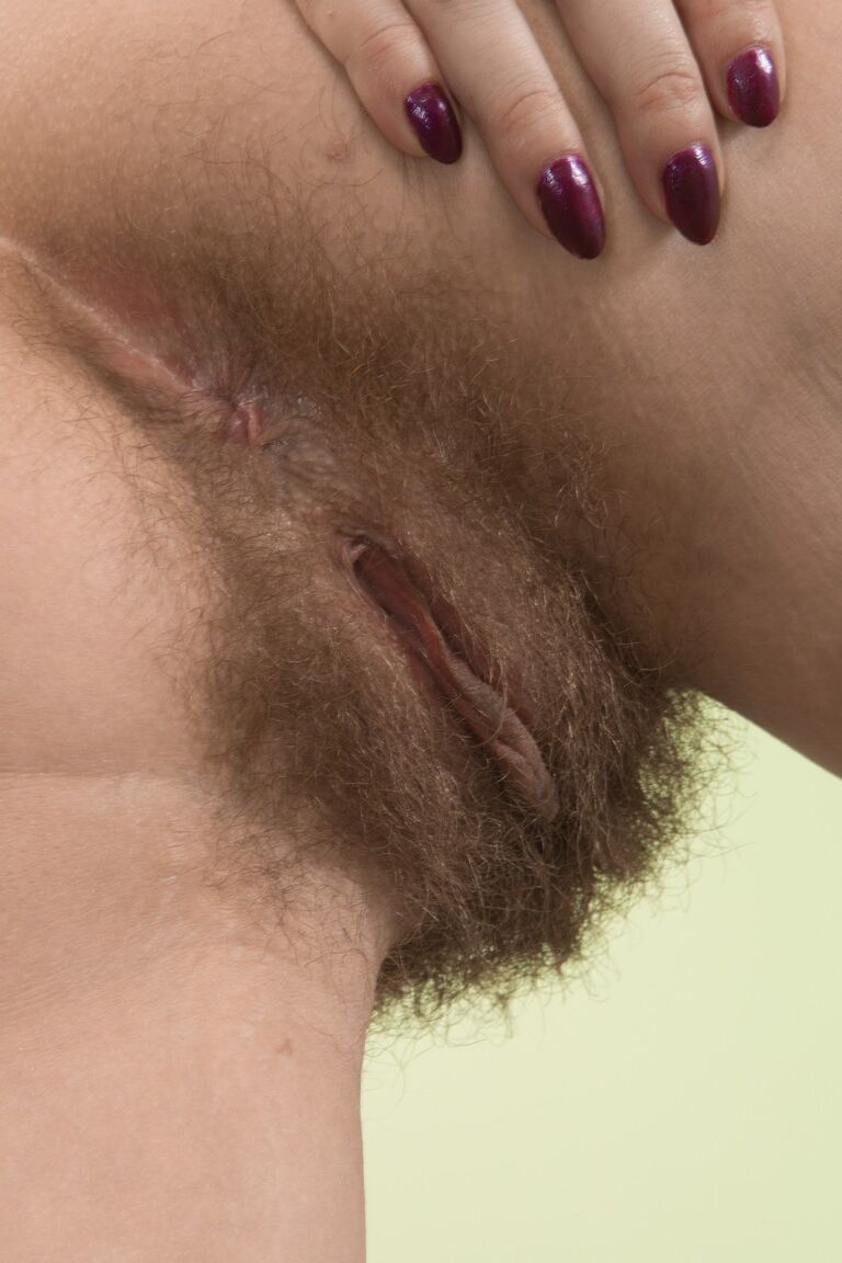 17P Das versaute dunkelhaarige Babe Gerda May posiert alleine und zeigt ihre haarige Fotze