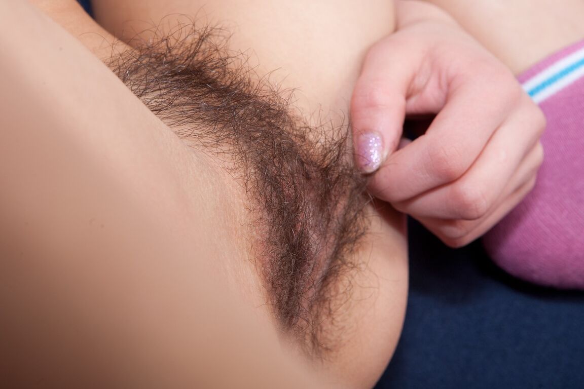 21P La esbelta adolescente Fairy revela sus pequeñas tetas y su coño peludo en acción en solitario
