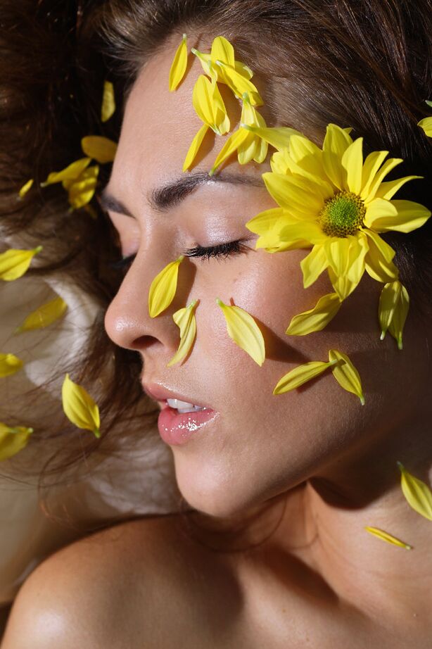 12P Modelo adolescente nua cobre os seios e a buceta sem pelos com pétalas de flores