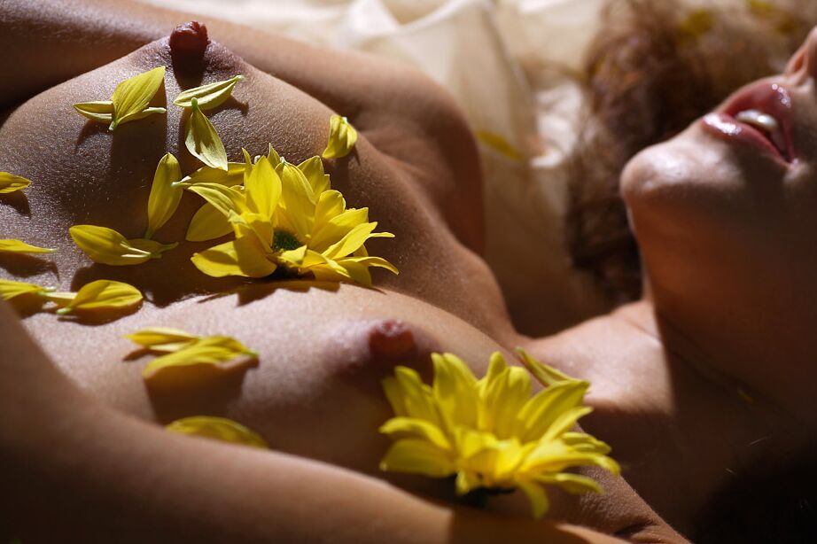 12P Modelo adolescente nua cobre os seios e a buceta sem pelos com pétalas de flores