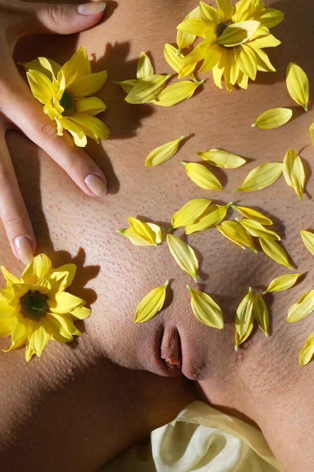12P Modelo adolescente nua cobre os seios e a buceta sem pelos com pétalas de flores