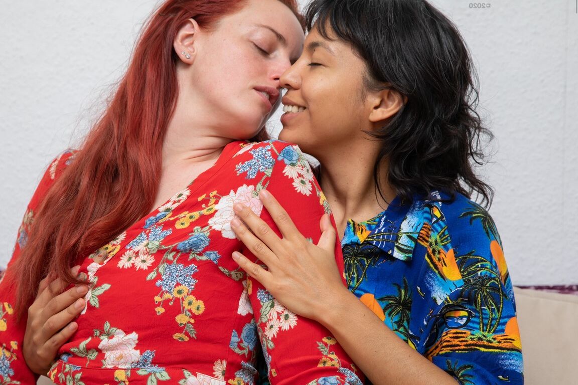 21P diques amadoras com tesão Ciara D e Mariana esfregam os pedaços uma da outra