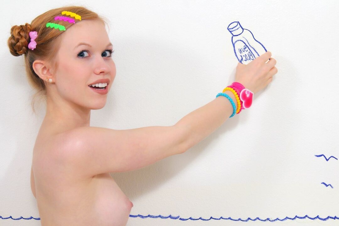 15P La adorable adolescente pelirroja Dolly Little se desnuda en calcetines y mary jane