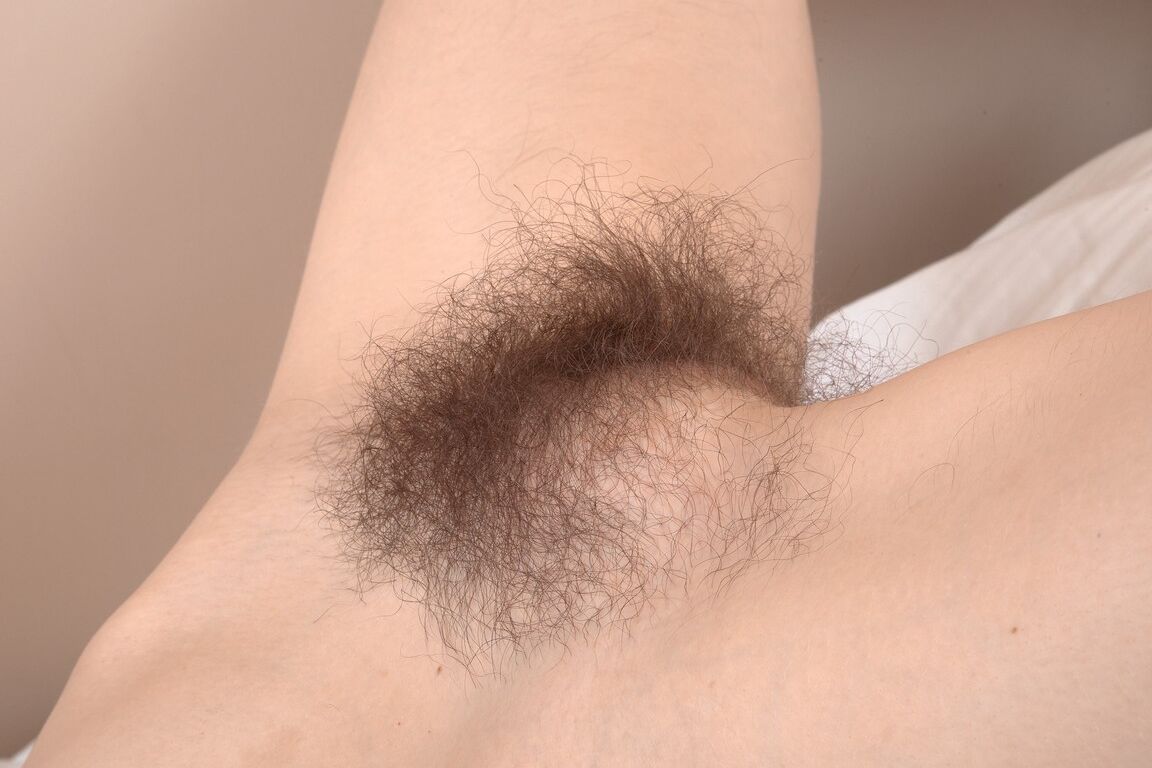 21P Amateur-Hottie Esme zieht sich auf dem Bett nackt aus und stellt ihren haarigen Körper zur Schau