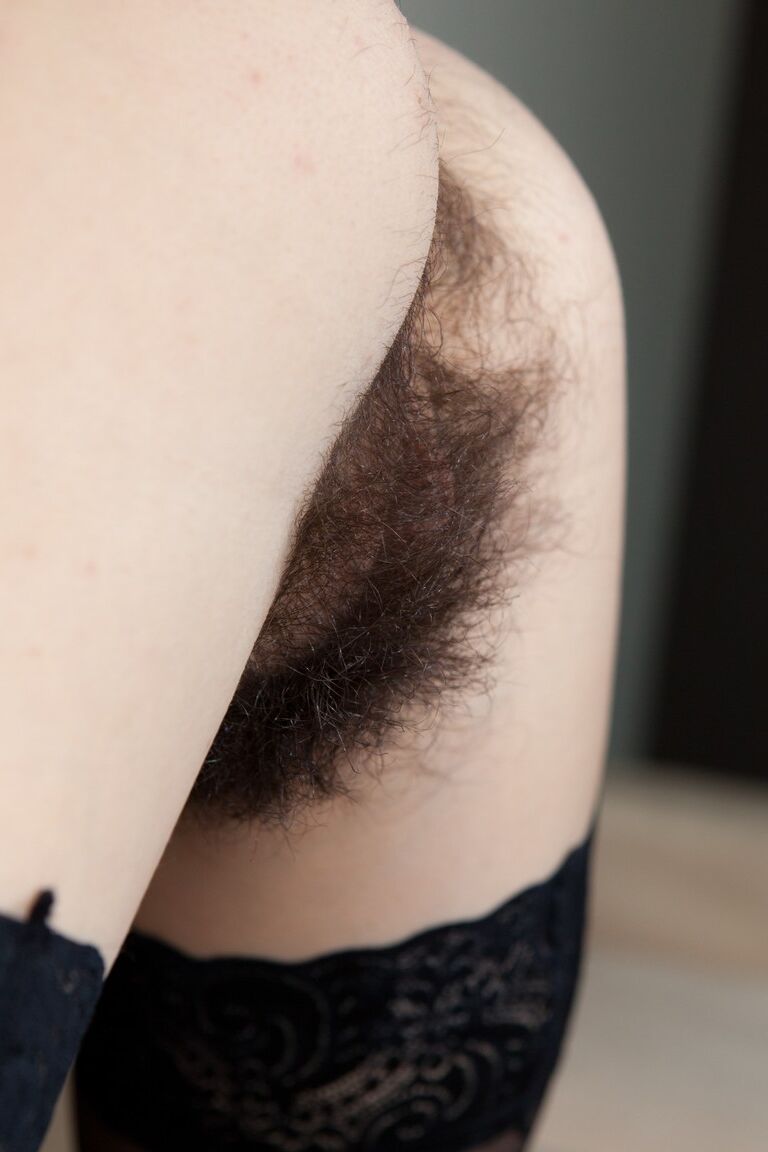 17P Preciosa rubia con corsé sexy presenta su cuerpo caliente con su coño peludo