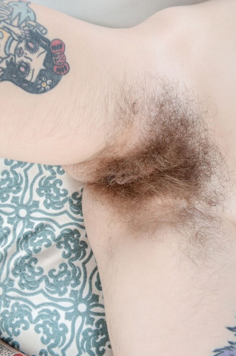 21P La hippie Felicia Fisher muestra sus diminutas tetas naturales y su cuerpo tatuado