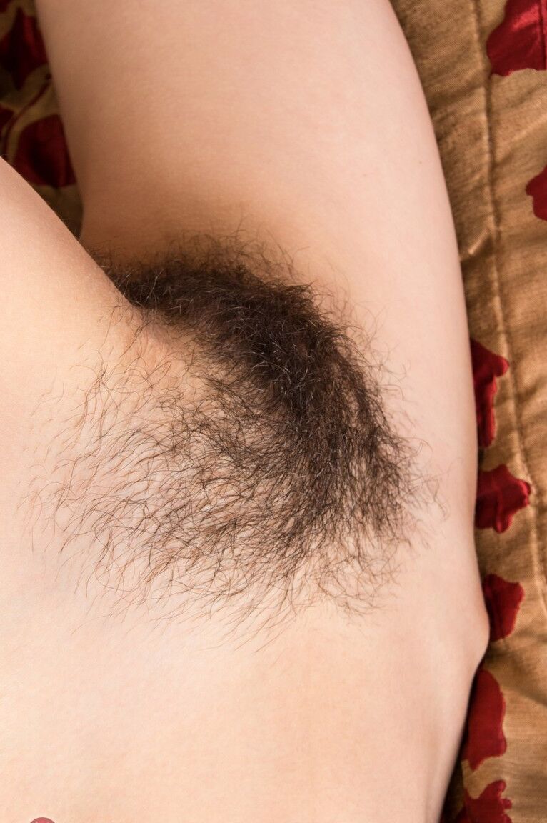 21P La seductora morena Liza James muestra su coño peludo en espectaculares poses desnudas