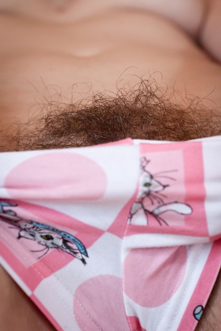 21P A namorada amadora Tami revela seu corpo esguio e seu corpo super peludo