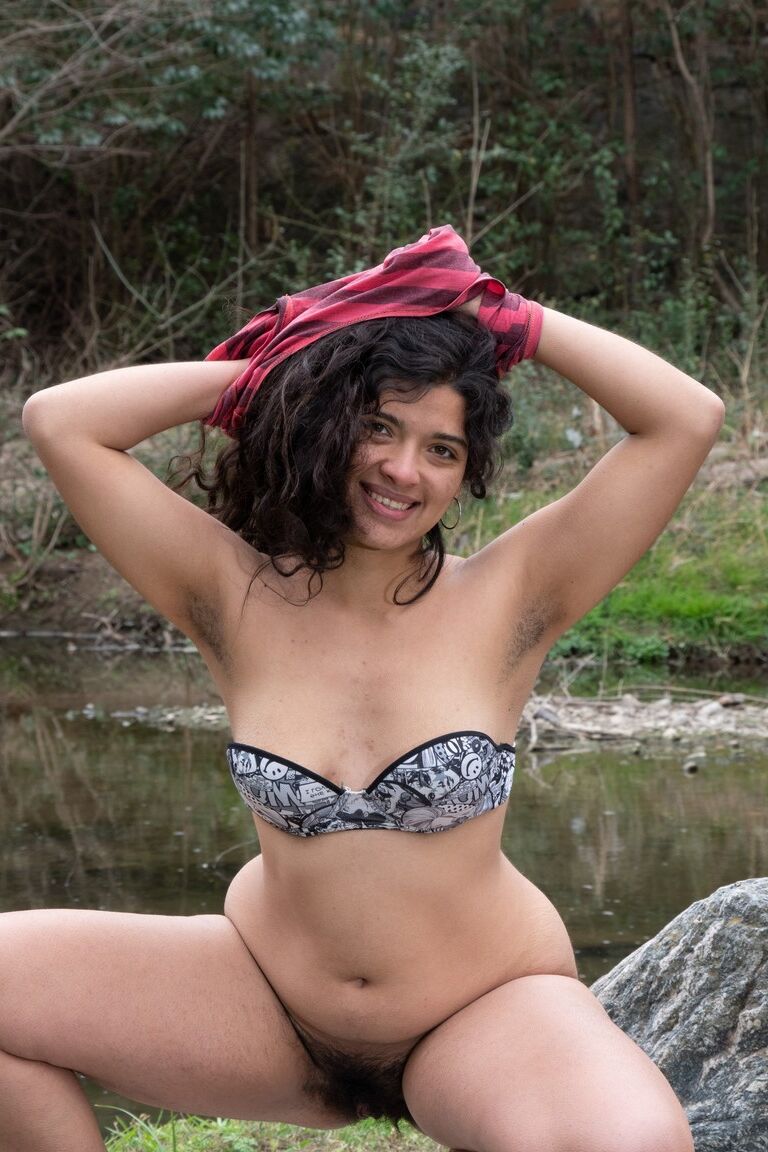 21P Morena exótica adolescente Maria F exibe seu castor espesso