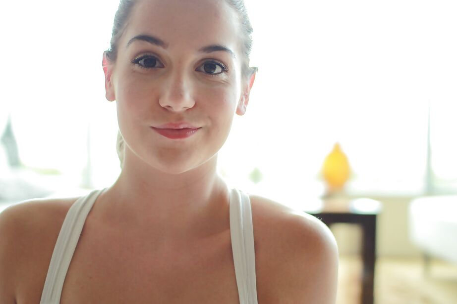 A namorada do 16P Reality, Kasey Warner, revela sua bunda apertada em calças de ioga
