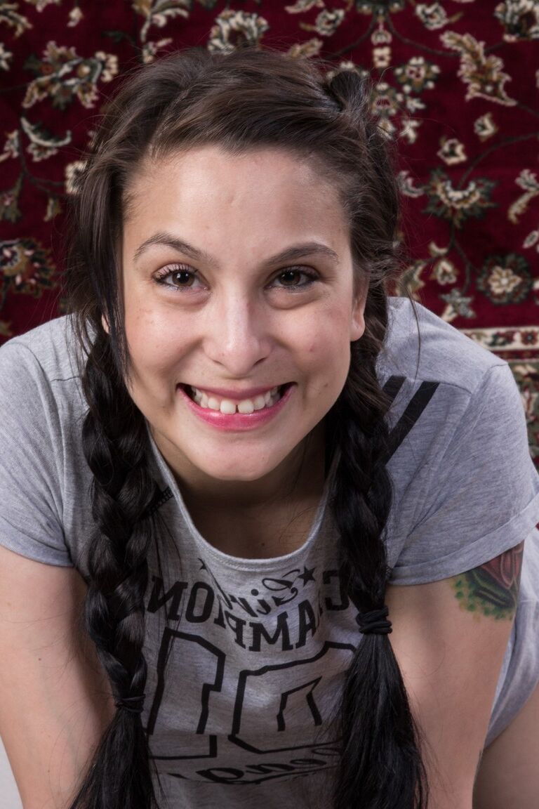 18P La miel con trenzas y grandes tetas Lucy Dutch abriendo su vagina peluda