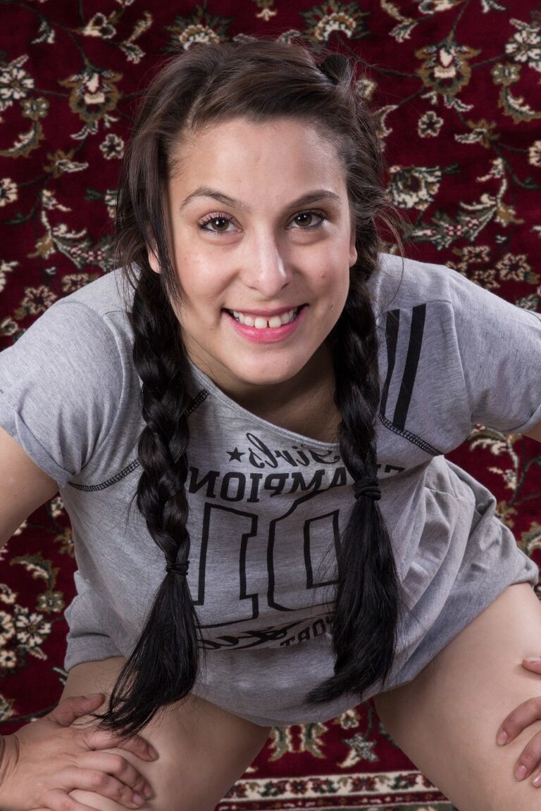 18P La miel con trenzas y grandes tetas Lucy Dutch abriendo su vagina peluda