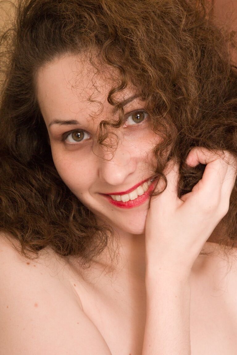 21P Jovem morena Delta Freya mostrando as cortinas de carne da sua bucetinha peluda