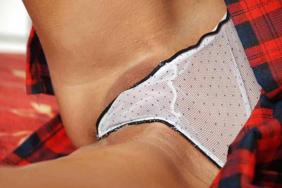 16P Solo girl Paola frotte de la lotion dans sa chatte avant d'appliquer une pompe à vide