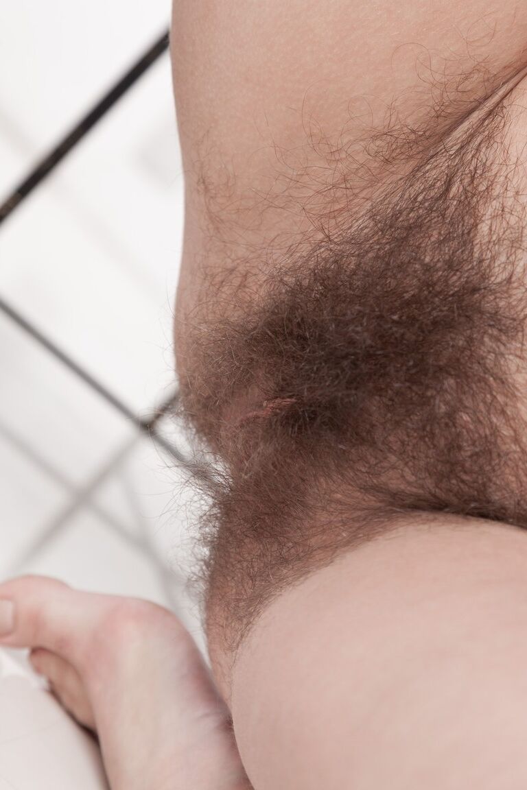 21P La caliente morena Dominique se quita la lencería roja para mostrar su coñito muy peludo