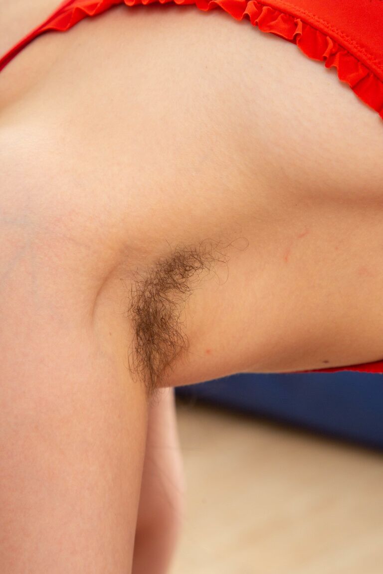 20P-Gitarristin Daniela D findet es normal, Achseln und Muschi nicht zu rasieren