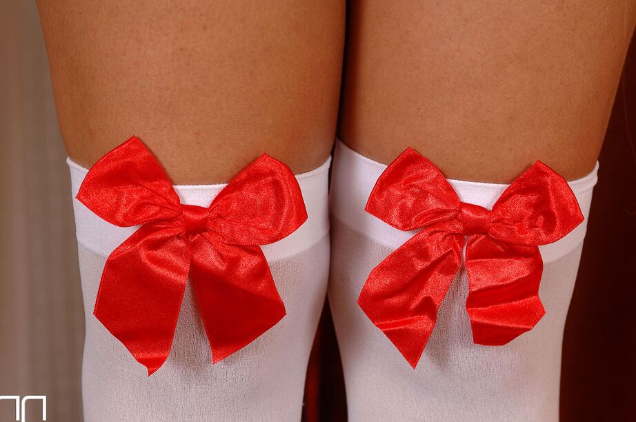 16P Linda MILF Eve Angel parece um sonho em sua roupa sexy de Natal