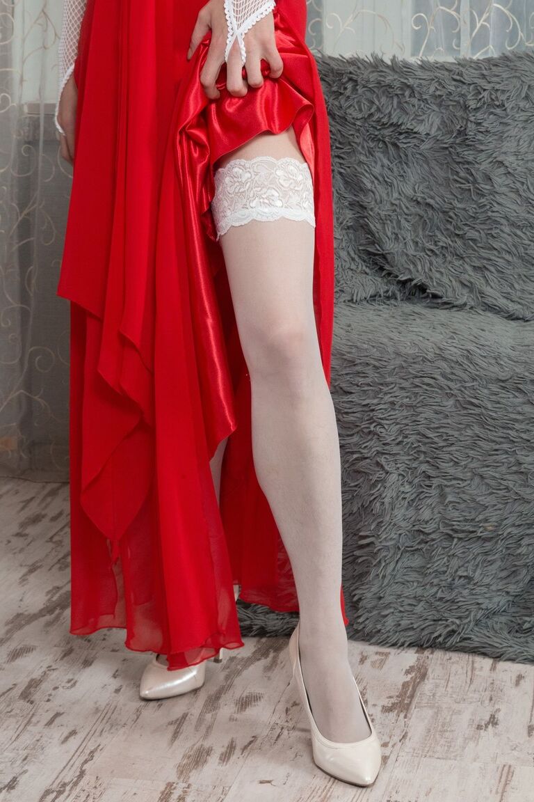 21P La superbe fille Pique Dame enlève sa longue robe pour montrer sa chatte poilue excitante