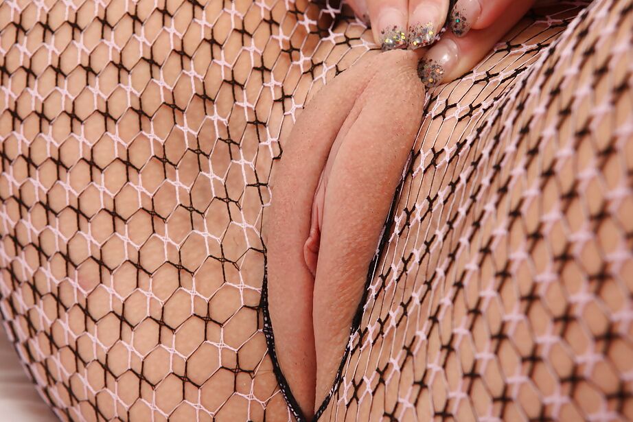16P Die vollbusige Schönheit Nicoleta masturbiert ihre perfekt rasierte Vagina