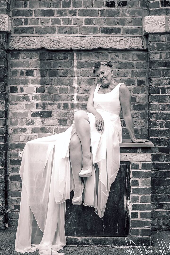 20P Blonde Oma Savana modelt nicht nackt in einem langen weißen Kleid