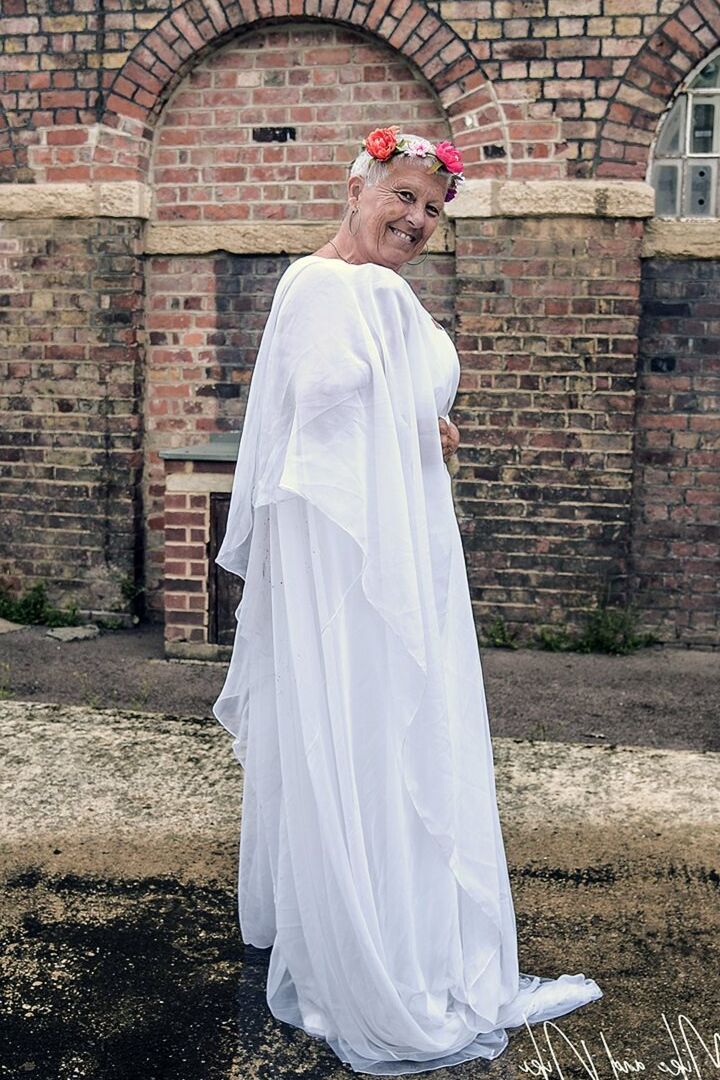20P Blonde Oma Savana modelt nicht nackt in einem langen weißen Kleid