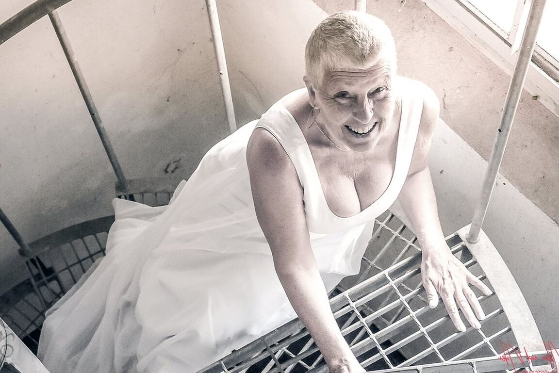 20P Blonde Oma Savana modelt nicht nackt in einem langen weißen Kleid