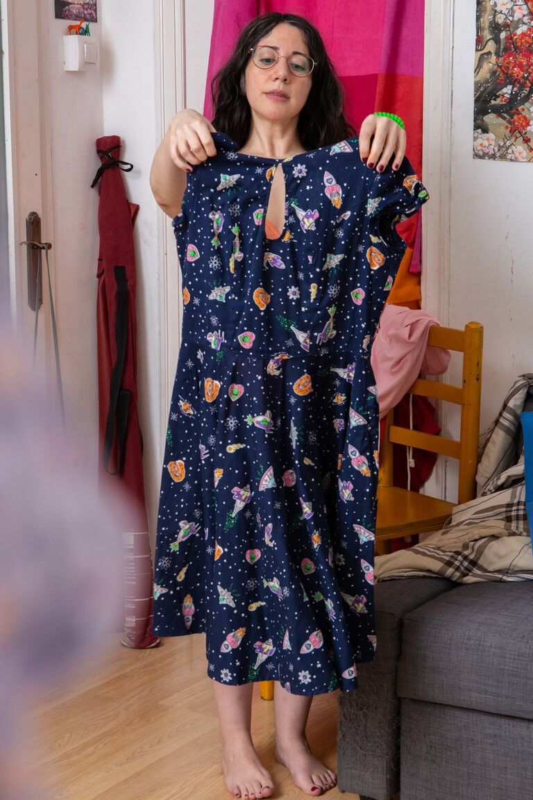 21P La nerd australiana Irene A se pone bragas rosas